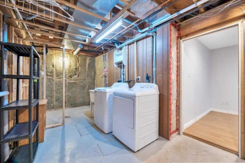 32 Midpark Drive Se, Calgary, AB - Indoor Photo Showing Laundry Room