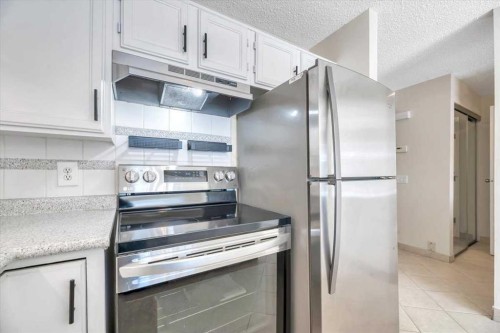 32 Midpark Drive Se, Calgary, AB - Indoor Photo Showing Kitchen