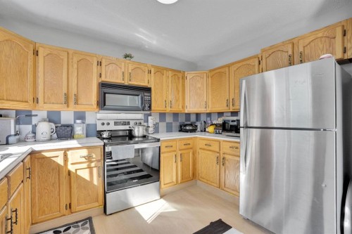 39 Ventura Road Ne, Calgary, AB - Indoor Photo Showing Kitchen