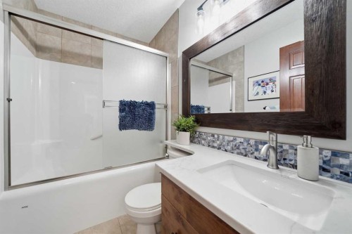 185 Sunset Circle, Cochrane, AB - Indoor Photo Showing Bathroom