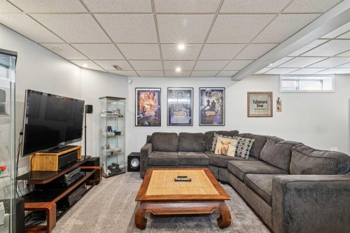 27 Rivercrest Way Se, Calgary, AB - Indoor Photo Showing Living Room