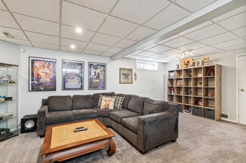 27 Rivercrest Way Se, Calgary, AB - Indoor Photo Showing Living Room