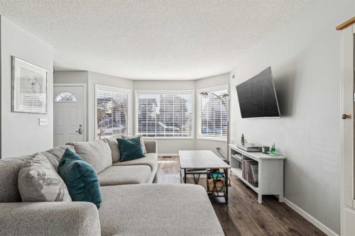 27 Rivercrest Way Se, Calgary, AB - Indoor Photo Showing Living Room