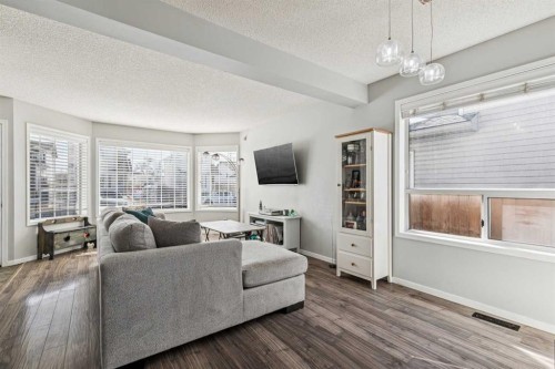 27 Rivercrest Way Se, Calgary, AB - Indoor Photo Showing Living Room