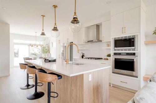 39B Moncton Road Ne, Calgary, AB - Indoor Photo Showing Kitchen With Upgraded Kitchen