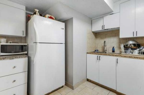 16 Saddletree Close Ne, Calgary, AB - Indoor Photo Showing Kitchen