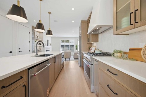 8140 47 Avenue Nw, Calgary, AB - Indoor Photo Showing Kitchen With Upgraded Kitchen
