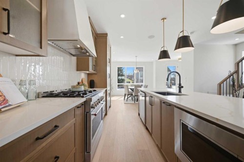 8140 47 Avenue Nw, Calgary, AB - Indoor Photo Showing Kitchen With Upgraded Kitchen