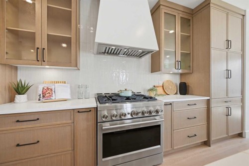 8140 47 Avenue Nw, Calgary, AB - Indoor Photo Showing Kitchen