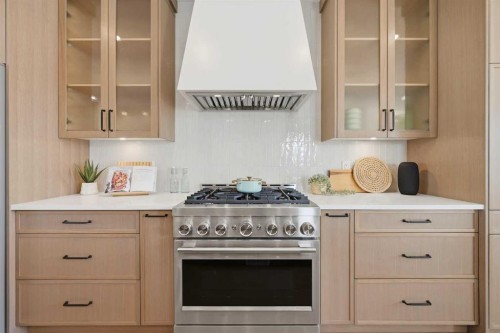 8140 47 Avenue Nw, Calgary, AB - Indoor Photo Showing Kitchen