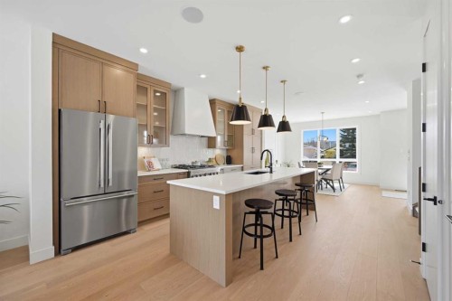 8140 47 Avenue Nw, Calgary, AB - Indoor Photo Showing Kitchen With Upgraded Kitchen