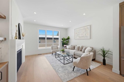 8140 47 Avenue Nw, Calgary, AB - Indoor Photo Showing Living Room