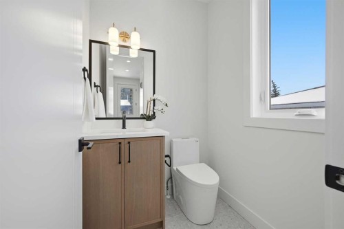 8140 47 Avenue Nw, Calgary, AB - Indoor Photo Showing Bathroom