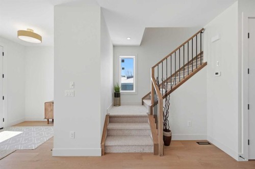 8140 47 Avenue Nw, Calgary, AB - Indoor Photo Showing Other Room