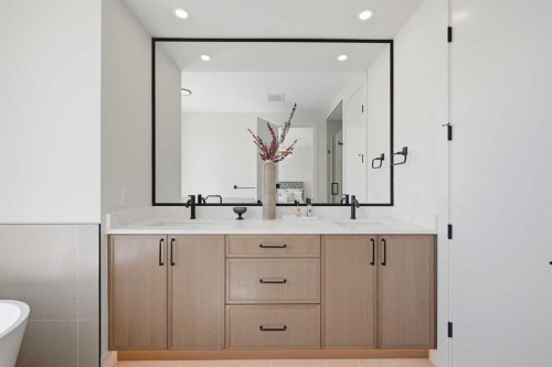 8140 47 Avenue Nw, Calgary, AB - Indoor Photo Showing Bathroom