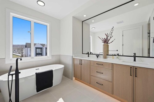 8140 47 Avenue Nw, Calgary, AB - Indoor Photo Showing Bathroom