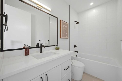 8140 47 Avenue Nw, Calgary, AB - Indoor Photo Showing Bathroom