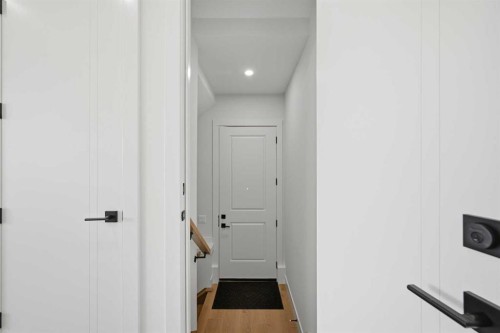 8140 47 Avenue Nw, Calgary, AB - Indoor Photo Showing Other Room