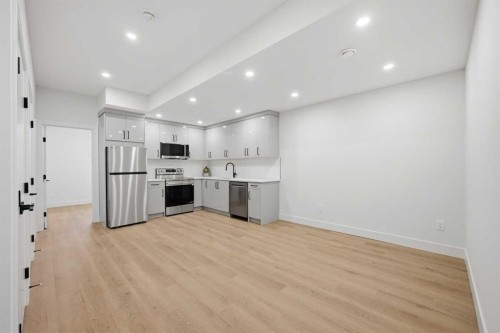 8140 47 Avenue Nw, Calgary, AB - Indoor Photo Showing Kitchen