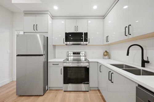 8140 47 Avenue Nw, Calgary, AB - Indoor Photo Showing Kitchen With Double Sink With Upgraded Kitchen
