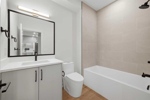 8140 47 Avenue Nw, Calgary, AB - Indoor Photo Showing Bathroom
