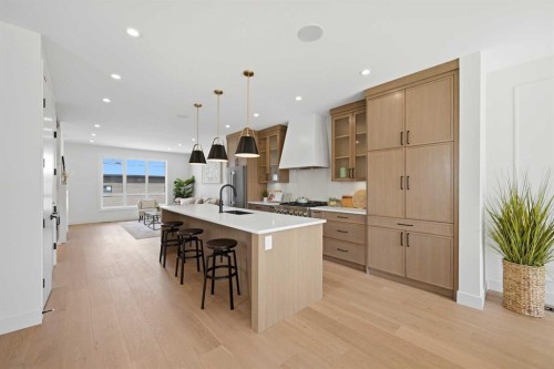 8140 47 Avenue Nw, Calgary, AB - Indoor Photo Showing Kitchen With Upgraded Kitchen