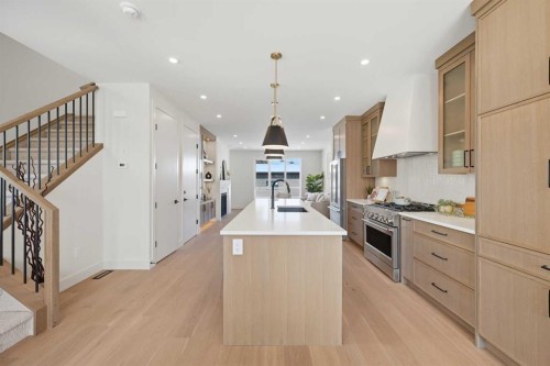 8140 47 Avenue Nw, Calgary, AB - Indoor Photo Showing Kitchen With Upgraded Kitchen