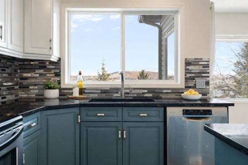 38 Bow Ridge Link Link, Cochrane, AB - Indoor Photo Showing Kitchen