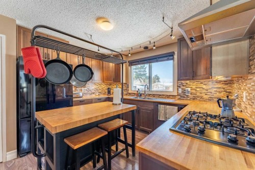 23 Mountain Place, Okotoks, AB - Indoor Photo Showing Kitchen