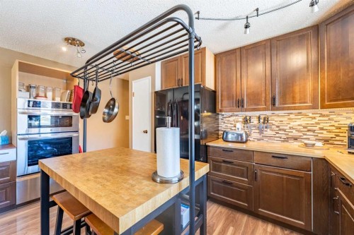 23 Mountain Place, Okotoks, AB - Indoor Photo Showing Kitchen