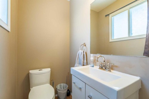 23 Mountain Place, Okotoks, AB - Indoor Photo Showing Bathroom
