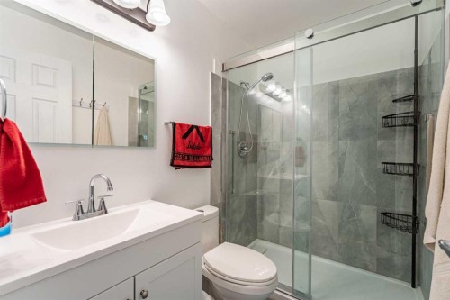 23 Mountain Place, Okotoks, AB - Indoor Photo Showing Bathroom