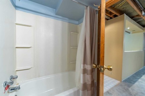 23 Mountain Place, Okotoks, AB - Indoor Photo Showing Bathroom