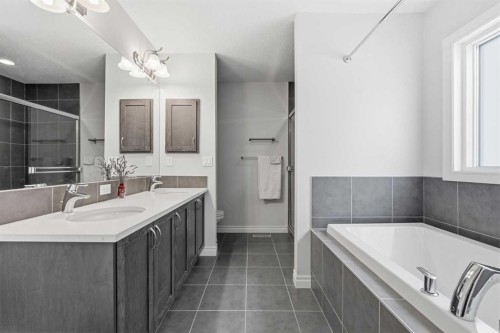 345 Evansglen Drive Nw, Calgary, AB - Indoor Photo Showing Bathroom