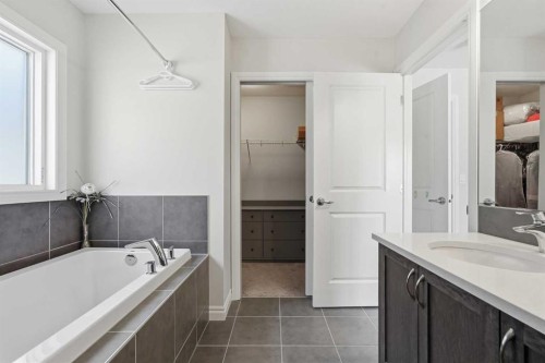 345 Evansglen Drive Nw, Calgary, AB - Indoor Photo Showing Bathroom