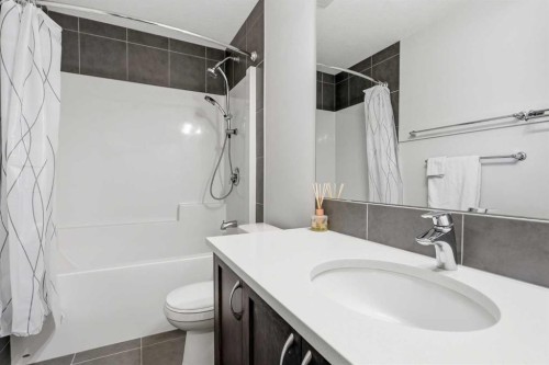 345 Evansglen Drive Nw, Calgary, AB - Indoor Photo Showing Bathroom