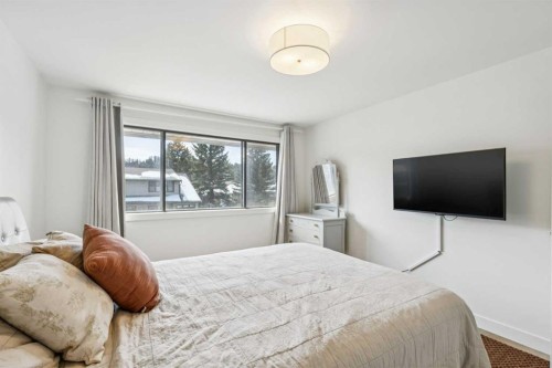 5-140 Point Drive Nw, Calgary, AB - Indoor Photo Showing Bedroom