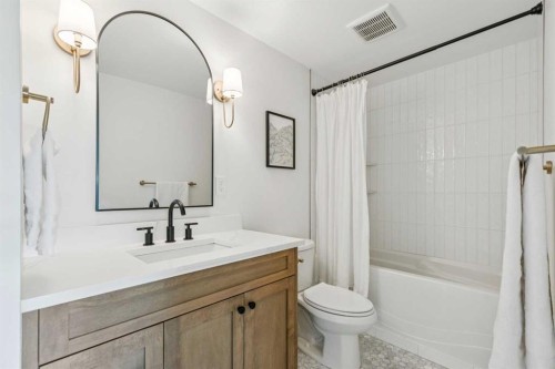 5-140 Point Drive Nw, Calgary, AB - Indoor Photo Showing Bathroom
