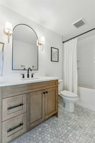 5-140 Point Drive Nw, Calgary, AB - Indoor Photo Showing Bathroom