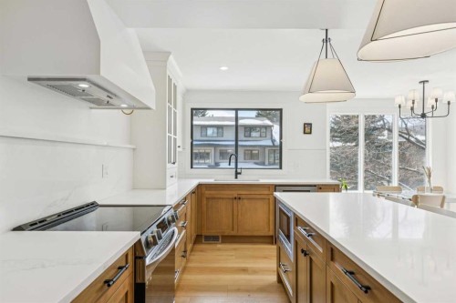 5-140 Point Drive Nw, Calgary, AB - Indoor Photo Showing Kitchen