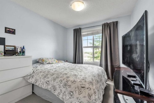 69-39 Strathlea Common Sw, Calgary, AB - Indoor Photo Showing Bedroom