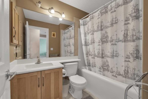 69-39 Strathlea Common Sw, Calgary, AB - Indoor Photo Showing Bathroom