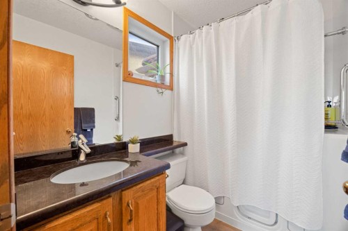 47 Edgeridge Court Nw, Calgary, AB - Indoor Photo Showing Bathroom