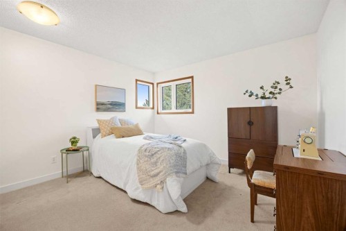 47 Edgeridge Court Nw, Calgary, AB - Indoor Photo Showing Bedroom