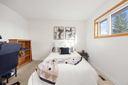 47 Edgeridge Court Nw, Calgary, AB - Indoor Photo Showing Bedroom
