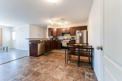 107-8 Bayside Place, Strathmore, AB - Indoor Photo Showing Kitchen