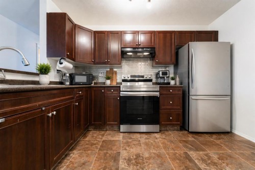107-8 Bayside Place, Strathmore, AB - Indoor Photo Showing Kitchen