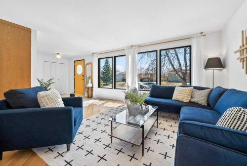 1708 111 Avenue Sw, Calgary, AB - Indoor Photo Showing Living Room