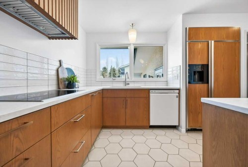 1708 111 Avenue Sw, Calgary, AB - Indoor Photo Showing Kitchen