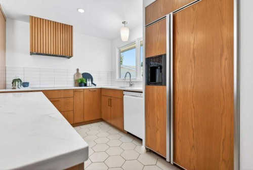 1708 111 Avenue Sw, Calgary, AB - Indoor Photo Showing Kitchen